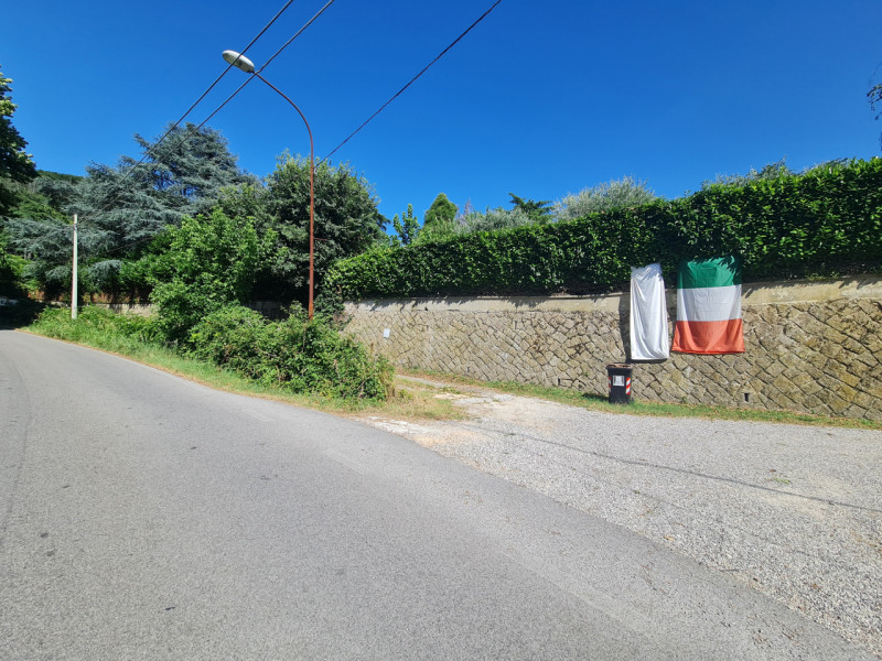 Nel cuore dei Colli Euganei, a pochi passi dal centro storico di Teolo, proponiamo in vendita un’...