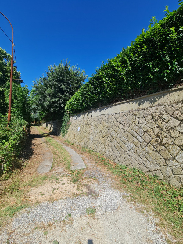 Nel cuore dei Colli Euganei, a pochi passi dal centro storico di Teolo, proponiamo in vendita un’...