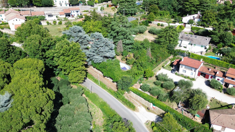 Nel cuore dei Colli Euganei, a pochi passi dal centro storico di Teolo, proponiamo in vendita un’...