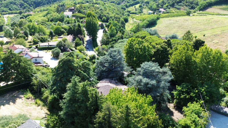 Nel cuore dei Colli Euganei, a pochi passi dal centro storico di Teolo, proponiamo in vendita un’...
