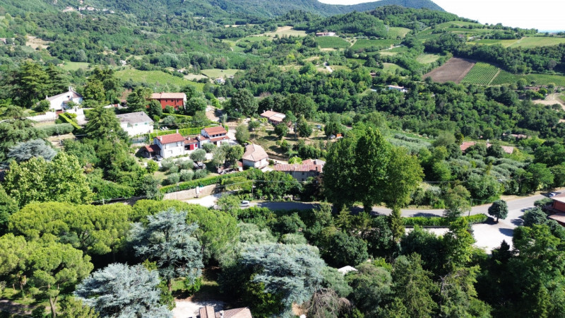 Nel cuore dei Colli Euganei, a pochi passi dal centro storico di Teolo, proponiamo in vendita un’...