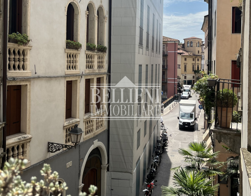 CENTRO STORICO - Situato in una posizione unica a pochi passi dalla splendida Basilica Palladiana...