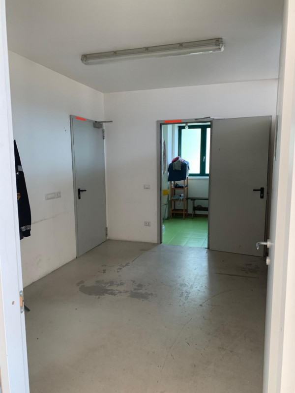 Riferimento per l'agenzia AC0980 CADONEGHE-ZONA BRAGNI PORZIONE DI CAPANNONE DI 440 MQ, piano ter...