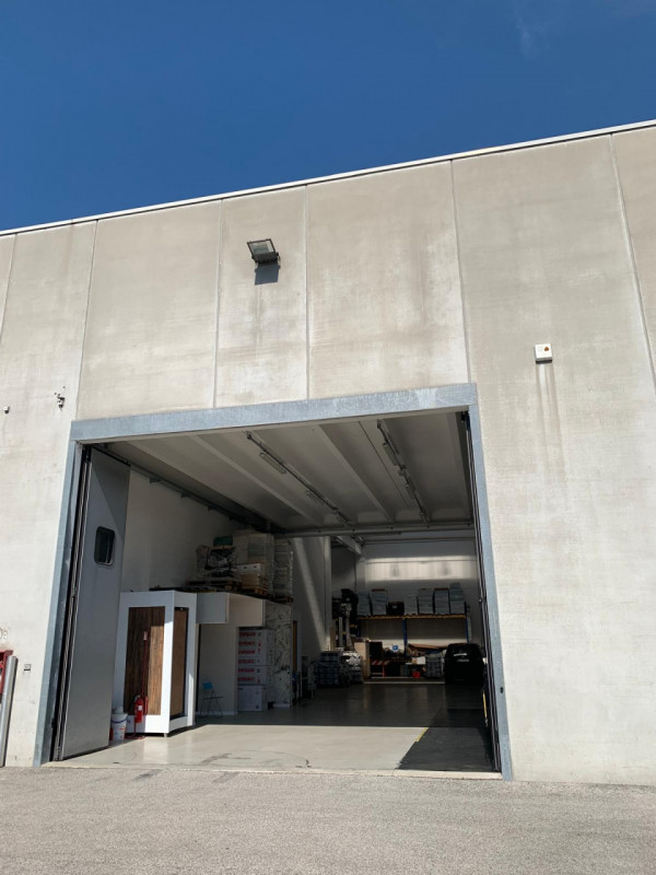 Riferimento per l'agenzia AC0980 CADONEGHE-ZONA BRAGNI PORZIONE DI CAPANNONE DI 440 MQ, piano ter...