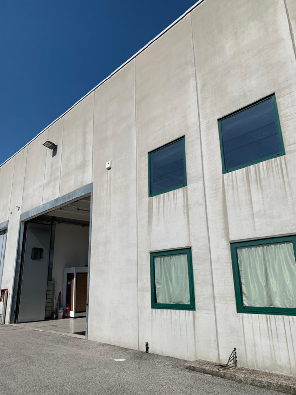 Riferimento per l'agenzia AC0980 CADONEGHE-ZONA BRAGNI PORZIONE DI CAPANNONE DI 440 MQ, piano ter...