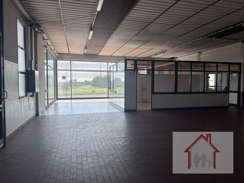 Rif. PC014 - L'agenzia immobiliare Luxor è lieta di presentare in vendita un ampio capannone situ...