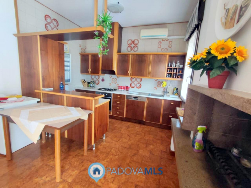 Immobile in esclusiva al Gruppo Padova MLS

Proponiamo in vendita nel quartiere di Carpanedo di A...