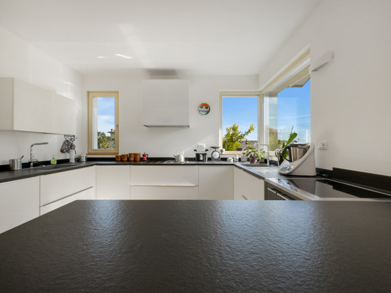 In una strada chiusa di una pregevole zona residenziale, vendiamo elegante villa moderna recentem...