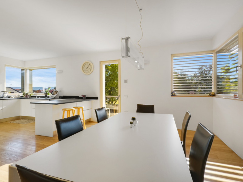 In una strada chiusa di una pregevole zona residenziale, vendiamo elegante villa moderna recentem...