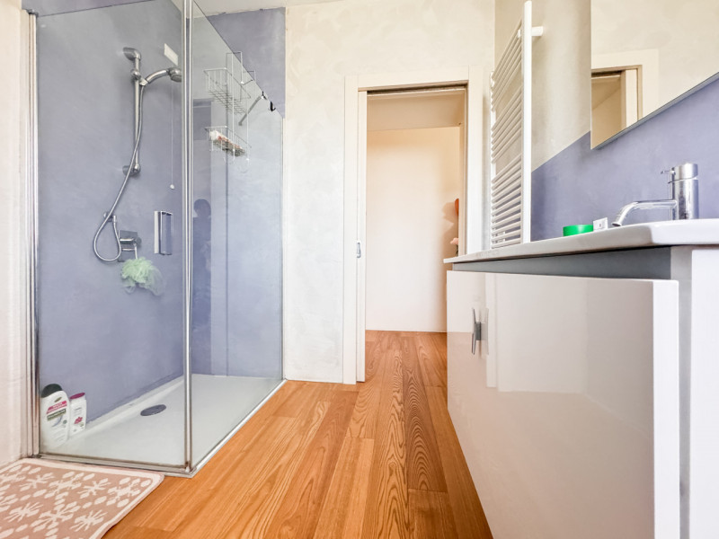 In una strada chiusa di una pregevole zona residenziale, vendiamo elegante villa moderna recentem...