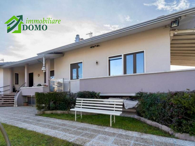 Malo: comoda a tutti i servizi e alle scuole, proponiamo in vendita una casa singola dalle genero...