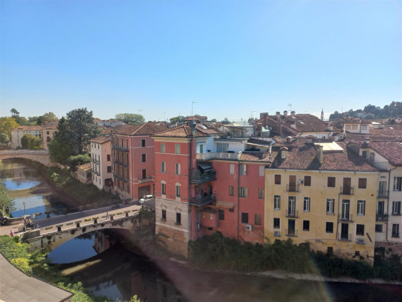 VICENZA-CENTRO STORICO ZONA ZTL: ULTIMO PIANO DI MQ 200 CON STREPITOSA VISTA SUL FIUME. CODICE 45...
