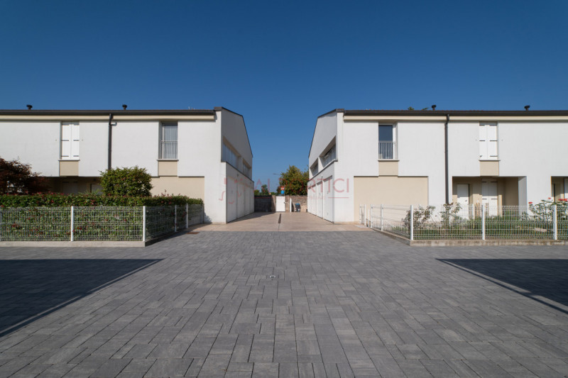 Campagnola di BRUGINE - VILLA A SCHIERA di RECENTISSIMA COSTRUZIONE, sita a pochi passi dal centr...