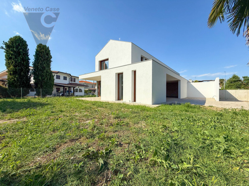 NOVENTA PADOVANA - ULTIMA PORZIONE DISPONIBILE
Proponiamo in vendita, in zona centralissima nella...