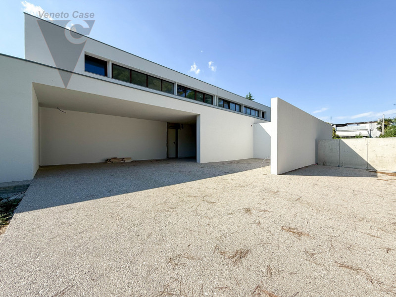 NOVENTA PADOVANA - ULTIMA PORZIONE DISPONIBILE
Proponiamo in vendita, in zona centralissima nella...