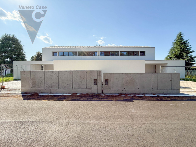 NOVENTA PADOVANA - ULTIMA PORZIONE DISPONIBILE
Proponiamo in vendita, in zona centralissima nella...