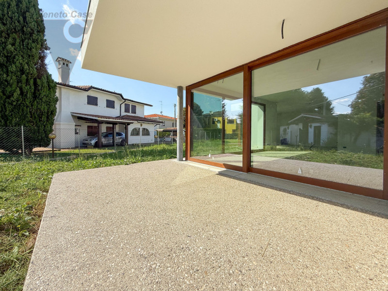 NOVENTA PADOVANA - ULTIMA PORZIONE DISPONIBILE
Proponiamo in vendita, in zona centralissima nella...