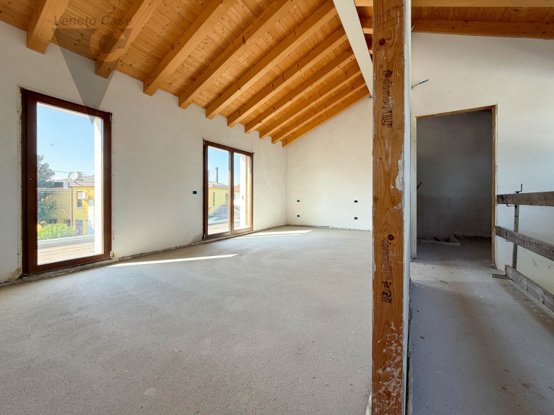 NOVENTA PADOVANA - NUOVE BIFAMILIARI ALLO STATO GREZZO AVANZATO
Proponiamo in vendita, in zona ce...