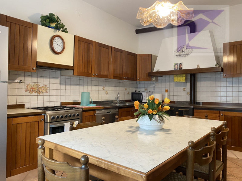 Piombino Dese, proponiamo in vendita una casa indipendente parzialmente ristrutturata, situata su...