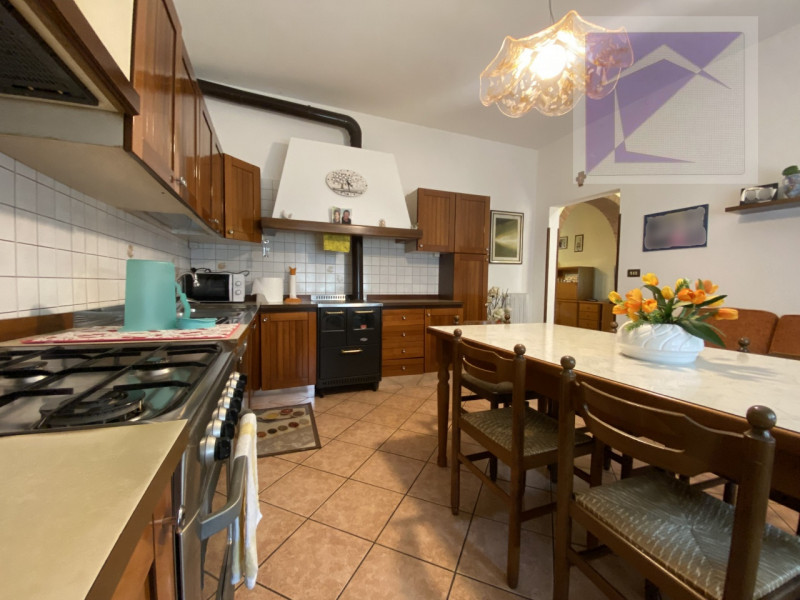 Piombino Dese, proponiamo in vendita una casa indipendente parzialmente ristrutturata, situata su...