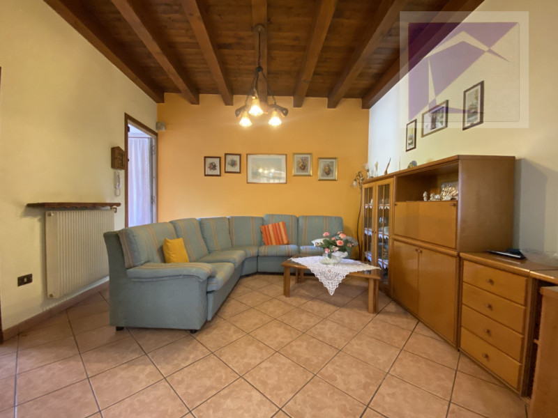 Piombino Dese, proponiamo in vendita una casa indipendente parzialmente ristrutturata, situata su...