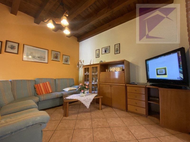 Piombino Dese, proponiamo in vendita una casa indipendente parzialmente ristrutturata, situata su...