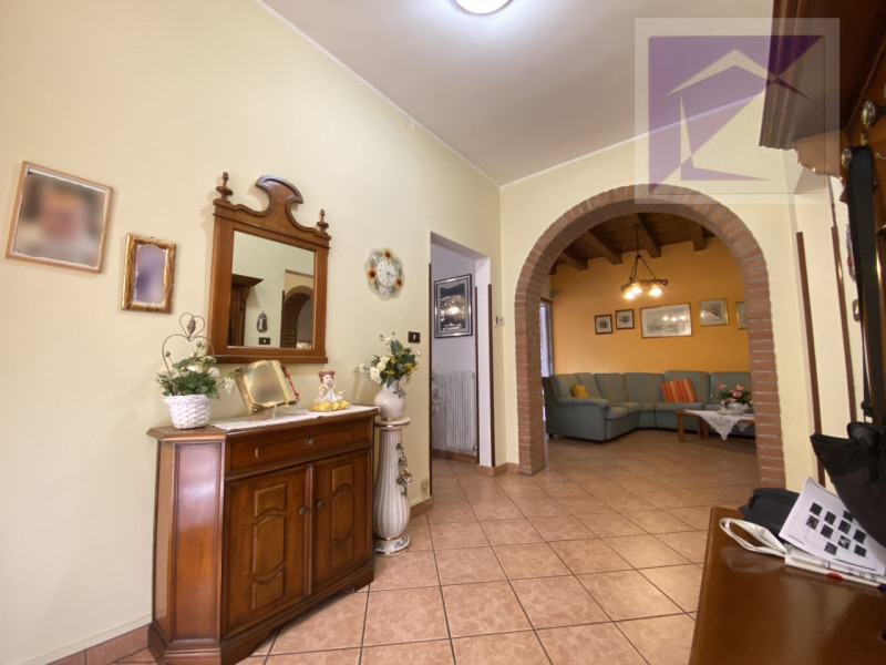 Piombino Dese, proponiamo in vendita una casa indipendente parzialmente ristrutturata, situata su...