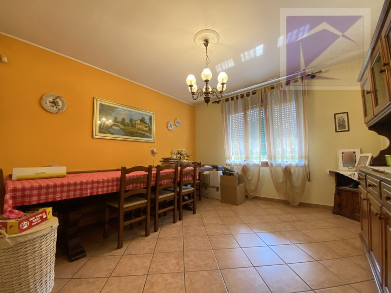 Piombino Dese, proponiamo in vendita una casa indipendente parzialmente ristrutturata, situata su...