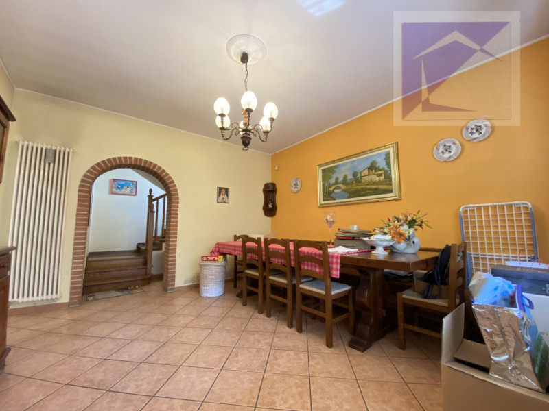 Piombino Dese, proponiamo in vendita una casa indipendente parzialmente ristrutturata, situata su...