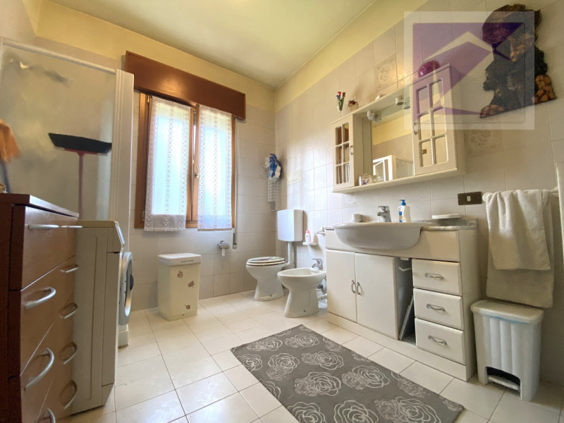 Piombino Dese, proponiamo in vendita una casa indipendente parzialmente ristrutturata, situata su...