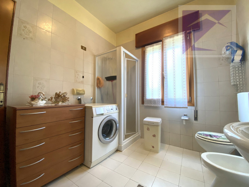 Piombino Dese, proponiamo in vendita una casa indipendente parzialmente ristrutturata, situata su...