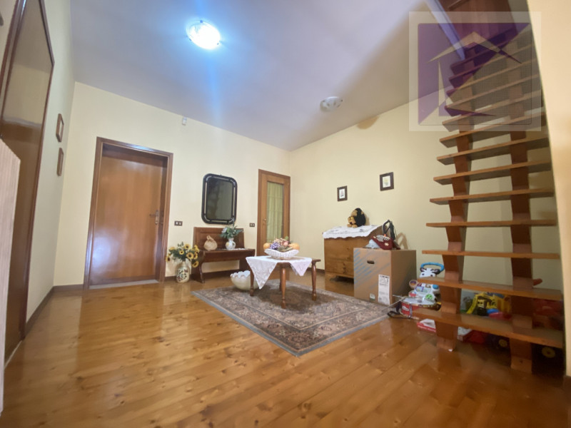 Piombino Dese, proponiamo in vendita una casa indipendente parzialmente ristrutturata, situata su...