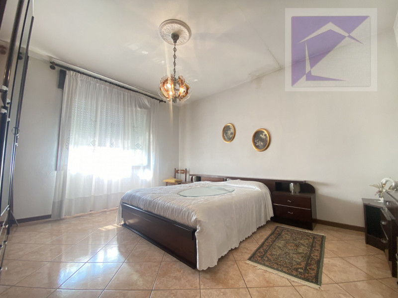 Piombino Dese, proponiamo in vendita una casa indipendente parzialmente ristrutturata, situata su...