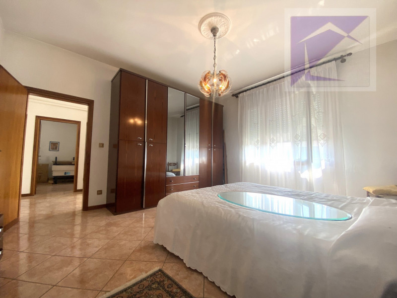 Piombino Dese, proponiamo in vendita una casa indipendente parzialmente ristrutturata, situata su...