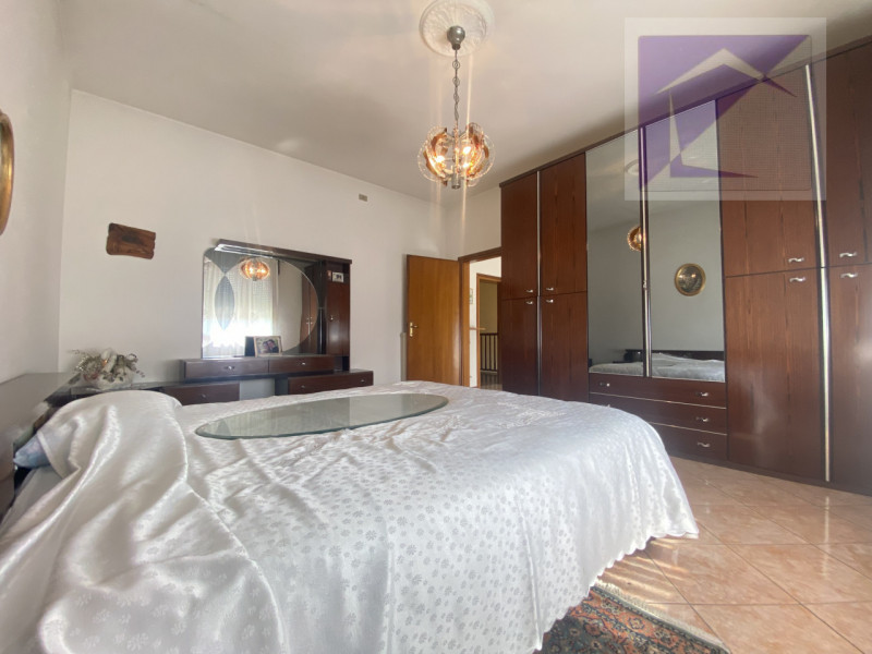 Piombino Dese, proponiamo in vendita una casa indipendente parzialmente ristrutturata, situata su...