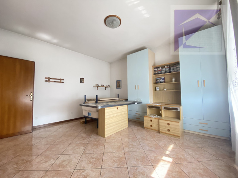 Piombino Dese, proponiamo in vendita una casa indipendente parzialmente ristrutturata, situata su...