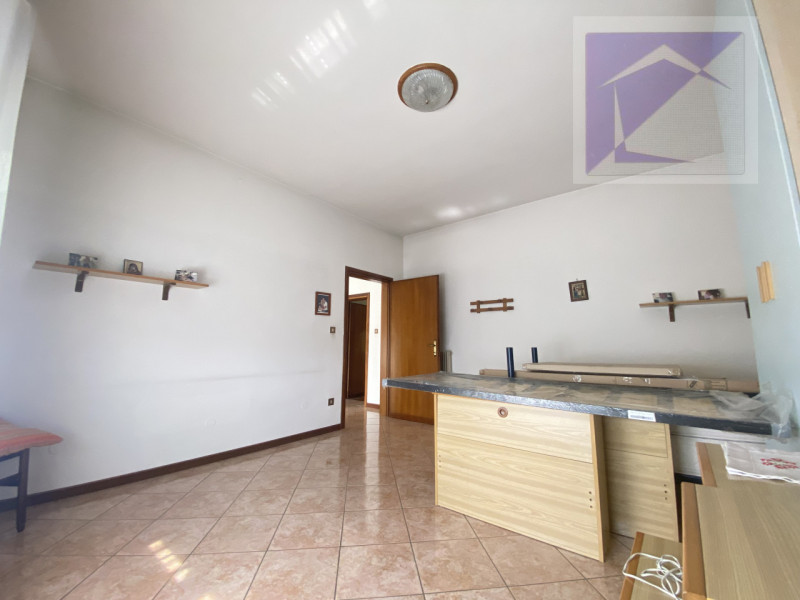 Piombino Dese, proponiamo in vendita una casa indipendente parzialmente ristrutturata, situata su...