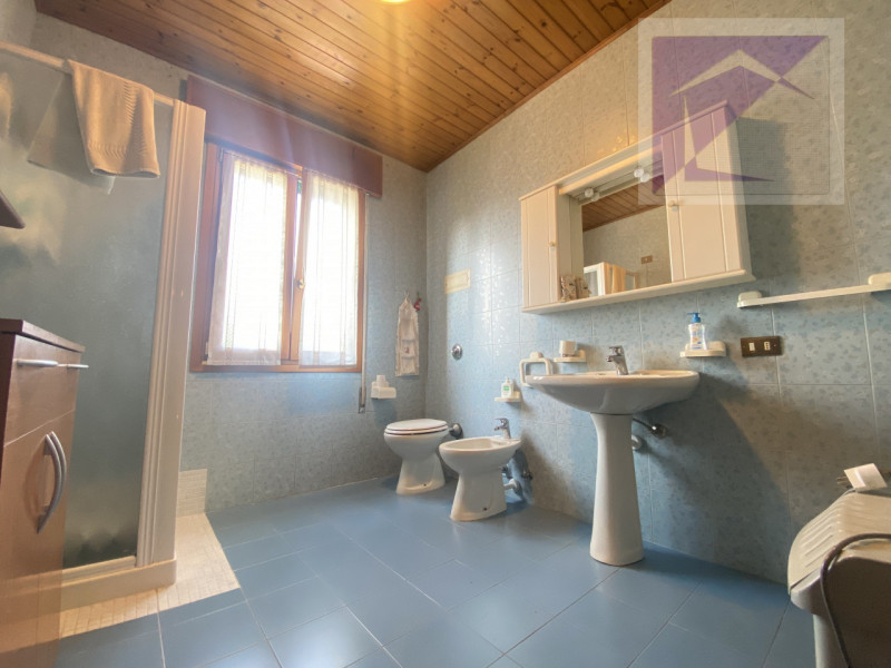 Piombino Dese, proponiamo in vendita una casa indipendente parzialmente ristrutturata, situata su...