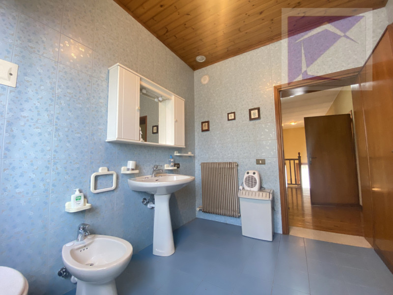 Piombino Dese, proponiamo in vendita una casa indipendente parzialmente ristrutturata, situata su...