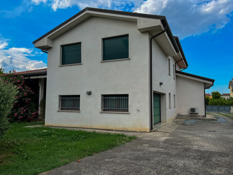 (Per INFO Vittorio 3517343301) A Pozzonovo, immersa nella quiete e nella riservatezza di una zona...