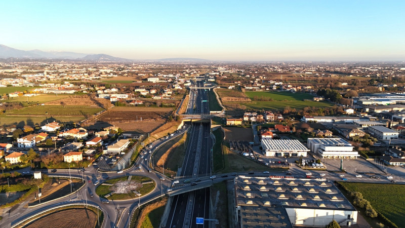 BD121 Cell/WhatsApp: Daniel +39 3939878704

Rosà in prossimità dello svincolo della Pedemontana v...