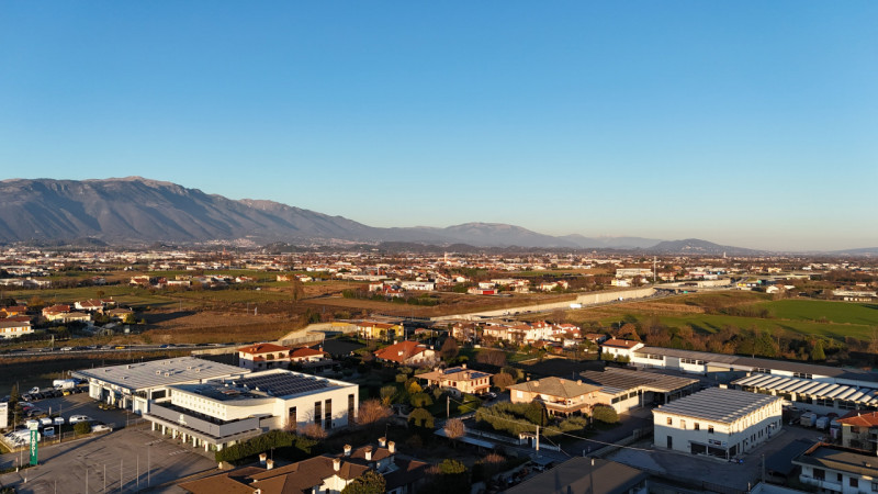 BD121 Cell/WhatsApp: Daniel +39 3939878704

Rosà in prossimità dello svincolo della Pedemontana v...