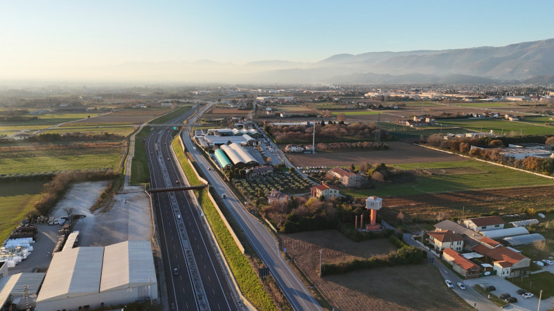 BD121 Cell/WhatsApp: Daniel +39 3939878704

Rosà in prossimità dello svincolo della Pedemontana v...