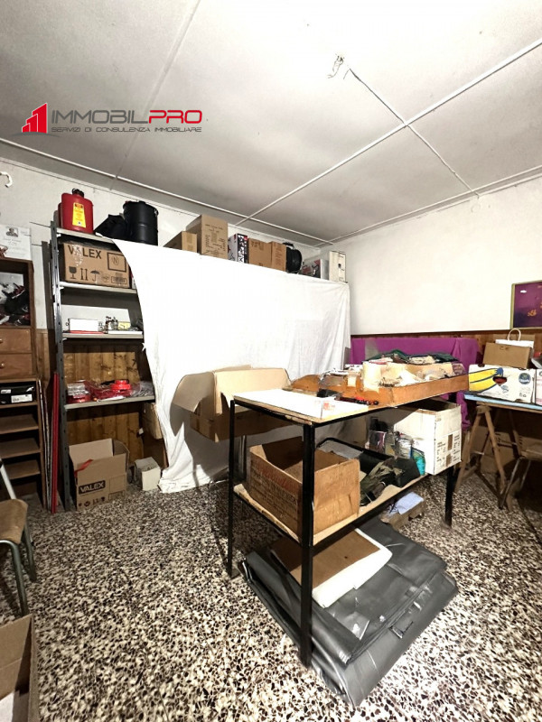 Questa elegante abitazione dei primi del '900, tinteggiata in rosa, si trova in un contesto bifam...