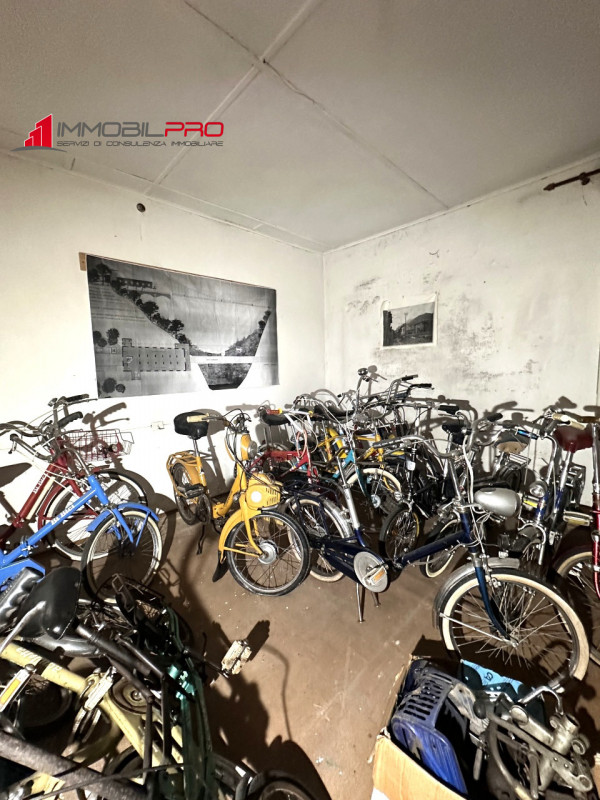 Questa elegante abitazione dei primi del '900, tinteggiata in rosa, si trova in un contesto bifam...