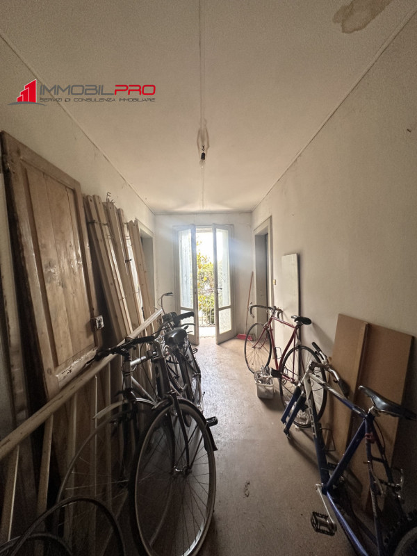 Questa elegante abitazione dei primi del '900, tinteggiata in rosa, si trova in un contesto bifam...