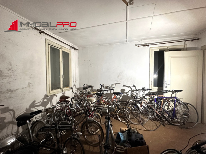 Questa elegante abitazione dei primi del '900, tinteggiata in rosa, si trova in un contesto bifam...