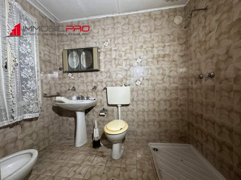 Questa elegante abitazione dei primi del '900, tinteggiata in rosa, si trova in un contesto bifam...