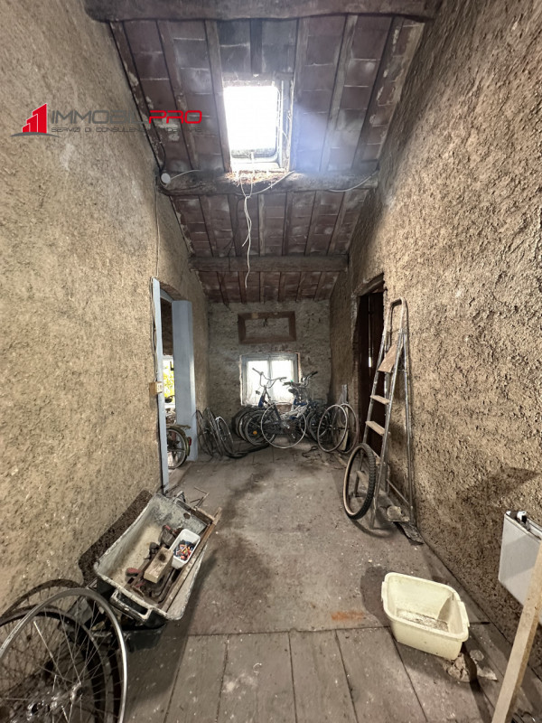 Questa elegante abitazione dei primi del '900, tinteggiata in rosa, si trova in un contesto bifam...