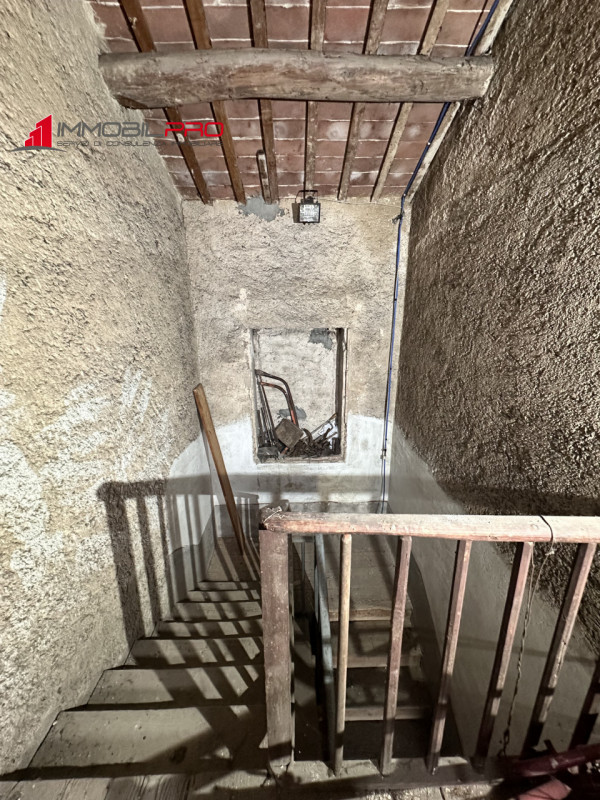 Questa elegante abitazione dei primi del '900, tinteggiata in rosa, si trova in un contesto bifam...